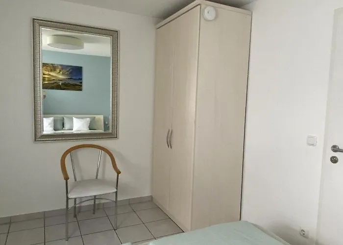 Small Park No 4 Nyaraló